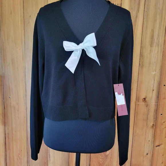 Elegant Black Sweater with White Bow - Picture 2 of 14